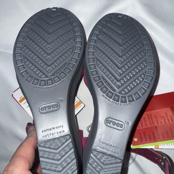 Crocs Leigh II Ankle Strap Wedge Heel Sandal Berry Size 7 Comfort Excellent - Picture 6 of 8